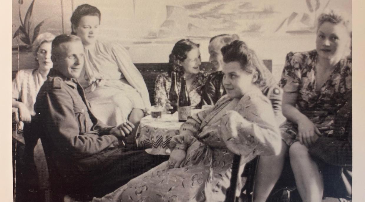 Salonek německého nevěstince v Praze s prostitutkami a jejich klienty v roce 1941