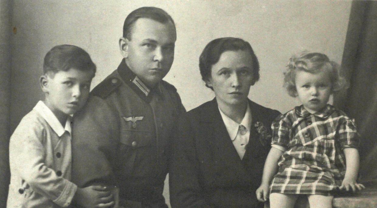 Zleva Roman Frait, nevlastní otec Bruno Frait, matka Marie a sestra Mariana, Brno 1942