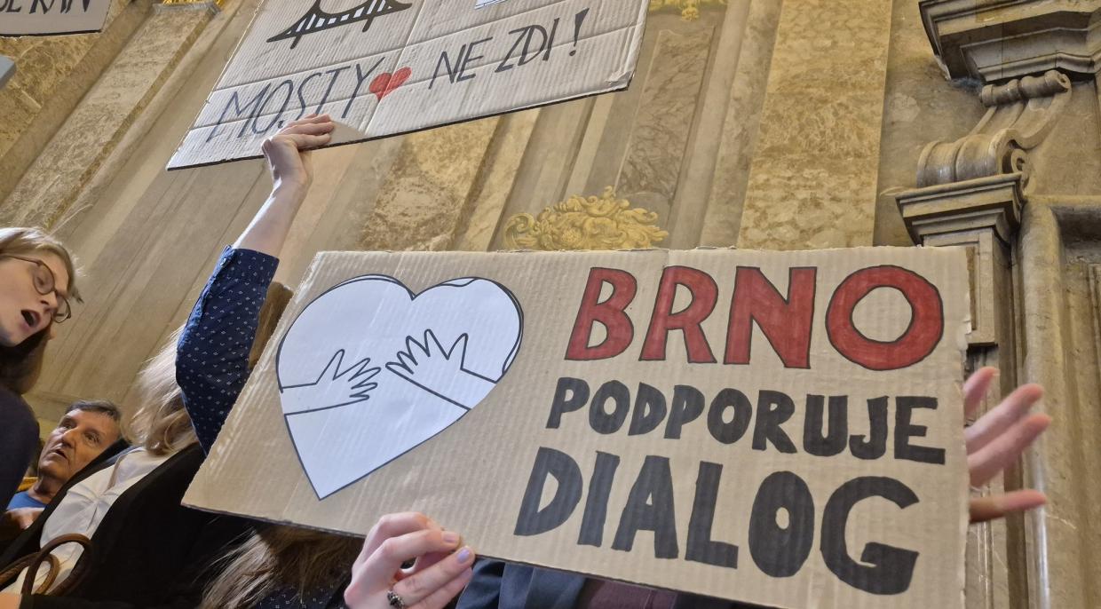 Desítky lidí přišly na schůzi brněnských zastupitelů protestovat proti tomu, aby se v Brně konal sjezd Sudetoněmeckého krajanského sdružení