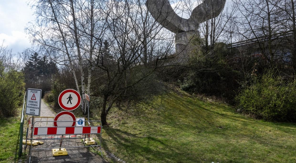 Plastika nazvaná Rovnováha u pražského Barrandovského mostu na snímku z roku 2024