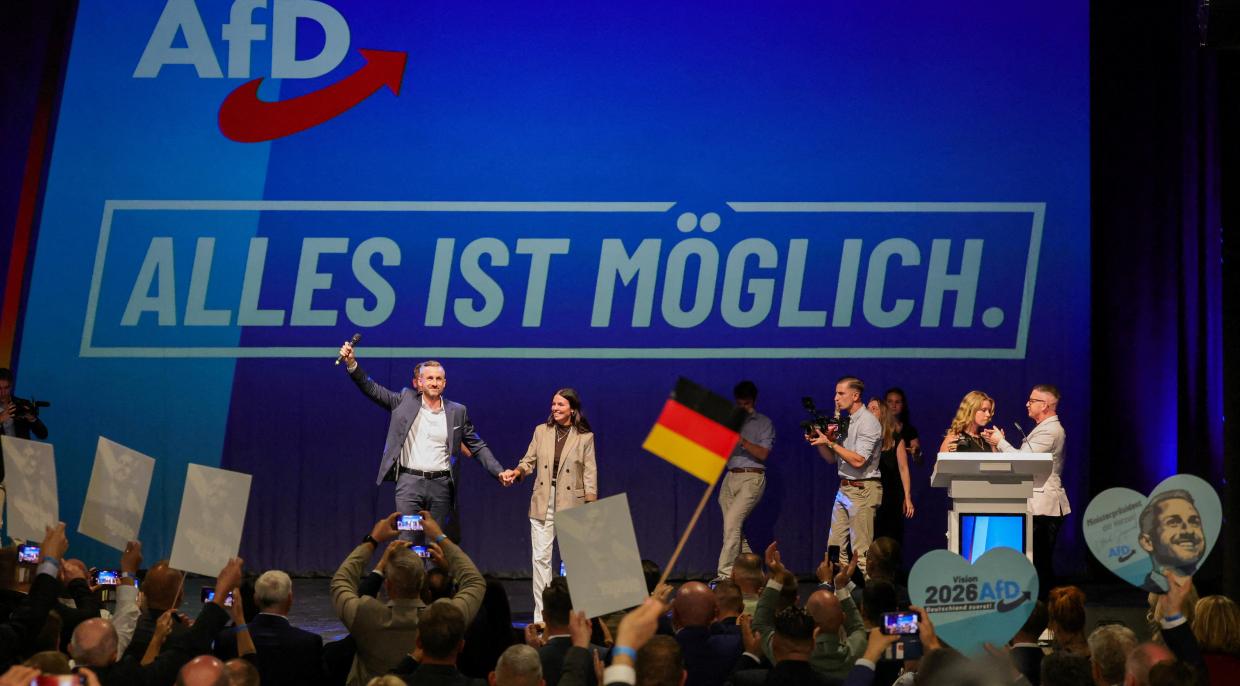 Hlavní kandidát krajně pravicové strany Alternativa pro Německo (AfD) Ulrich Siegmund a jeho manželka Julia Siegmund vystupují na pódiu na volební oslavě AfD v Magdeburku