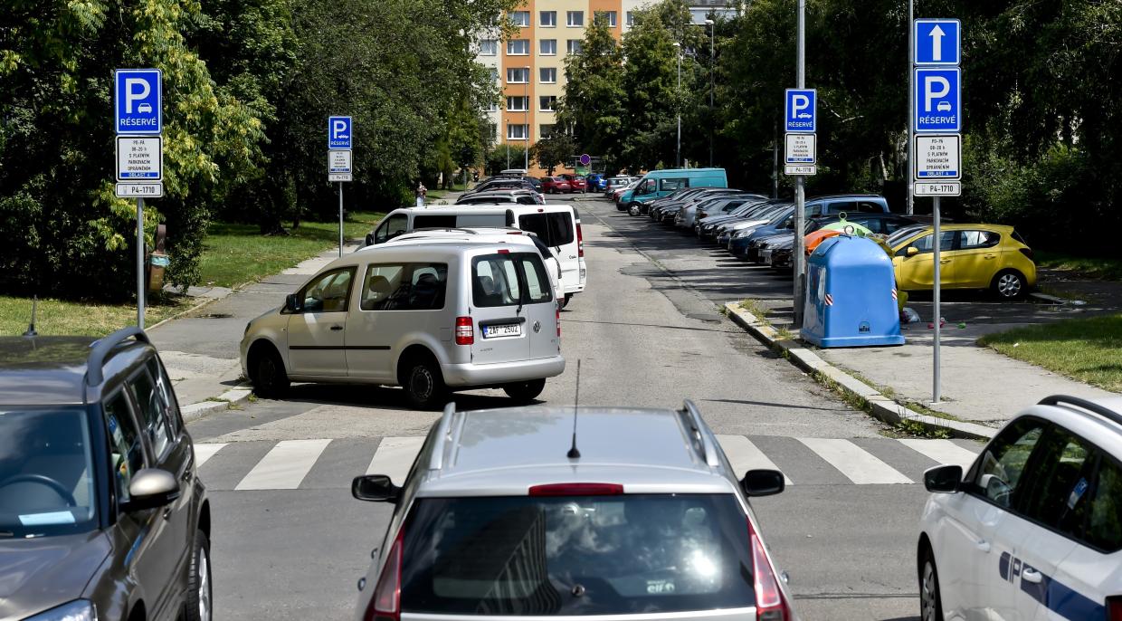 Jeden z problémů, který řeší politici v hlavním městě, je parkování (ilustrační foto)
