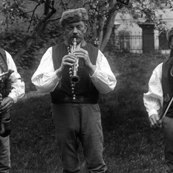 Fotografie z natáčení folkloristického rozhlasového pořadu o svatbě na Slovácku (červen 1933)