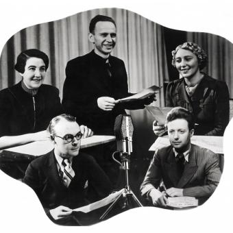 Dobová propagační koláž z fotografií hlasatelek a hlasatelů krátkovlnného vysílání (zleva Zdeňka Walló, Leslie Hill, Johny Horváth, Ivan Jelínek, Helena Kronská)