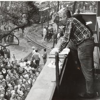 Vlado Príkazský hovoří v srpnu 1968 z balkónu rozhlasu k demonstrantům