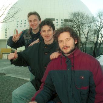 Otakar Vejvoda, Martin Procházka a Pavel Patera před halou Globen ve Stockholmu