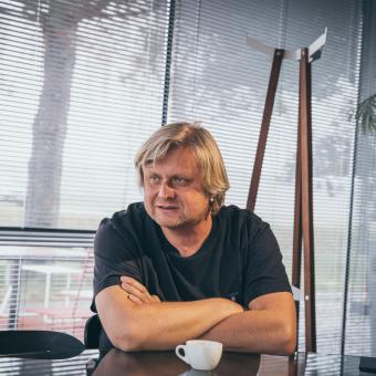 Design je v nelehké situaci, lidé ho považují za elitářský. Přitom je všude kolem nás, říká designér Radek Hegmon