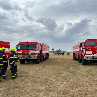 Hasiči v Roudnici nad Labem představili dva vrtulníky typu Black Hawk