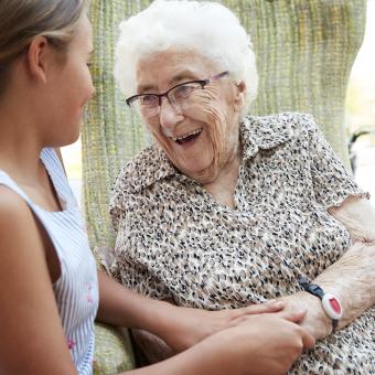 Seniorka, senior, vnouče, vnoučata (ilustrační foto)