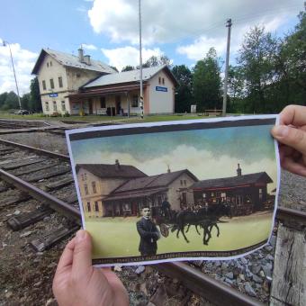 Franz Kafka ve Zlatých Horách. Lokální nádraží v podobě z roku 2024 a koláž Kafkova příjezdu v roce 1905