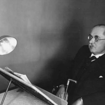 Vilém Mathesius v rozhlasovém studiu (1935)
