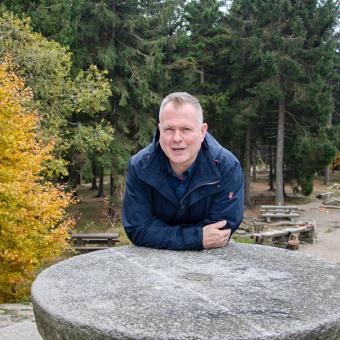 Marek Řeháček v kraji, kde se nespěchá. Konkrétně u kamenného stolu u rozhledny Štěpánka