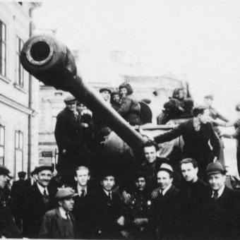 Sovětští vojáci v ulicích Vítkovic