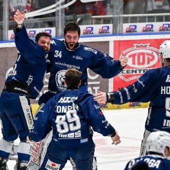 Kometa Brno slaví zisku extraligového titulu v Pardubicích
