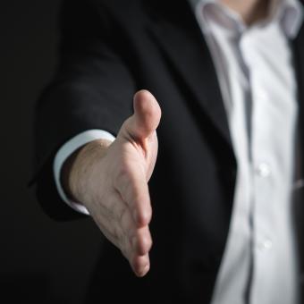 „Tihle lidé se tváří, že nic nenabízí, že jenom kontrolují, a o to je horší, protože přijdou jako autorita, kterou je potřeba poslouchat,“ varuje Jan Tuna před novými praktikami tzv. šmejdů.