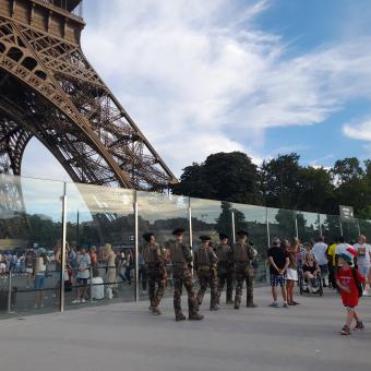Vojáci u Eiffelovy věže během olympijských her