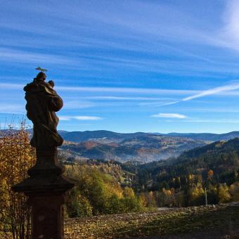 Výhled na Krkonoše od sochy sv. Josefa mezi Sklenařicemi a Vysokým nad Jizerou