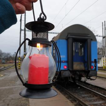 Na jindřichohradecké nádraží přišly pro Betlémské světlo desítky skautů