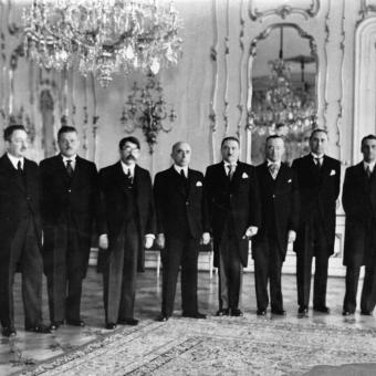 Jaroslav Krejčí (třetí zleva) se stal po Aloisi Eliášovi třetím předsedou protektorátní vlády