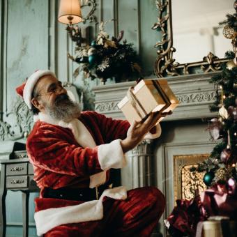 Sir Andrew Caldecott: Vánoční shledání. Příběh o podivném hostovi i podivném Santa Clausovi