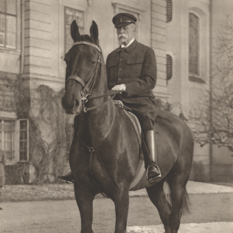Tomáš Garrigue Masaryk na koni u zámku v Lánech v roce 1930