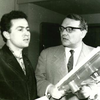 Jaroslav Kepka a Soběslav Sejk při natáčení rozhlasové hry Miroslav Krleža: V táboře (režie Josef Henke, 1965)