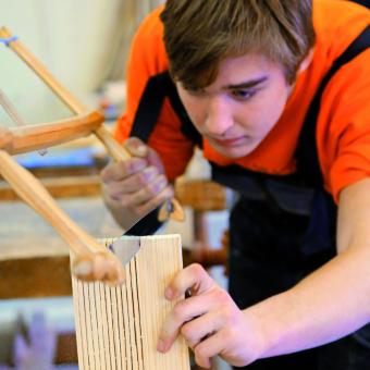 Střední škola řemeslná v Jaroměři učí děti trpělivosti, píli a pokoře - obor truhlář