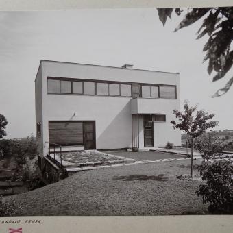 Funkcionalistická vila v Kostelci nad Černými lesy, kterou navrhl architekt Jaroslav Fragner