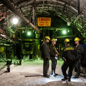 Důl má několik pater, ty více než kilometr po zemí už jsou ale hodně nebezpečné kvůli častým otřesům