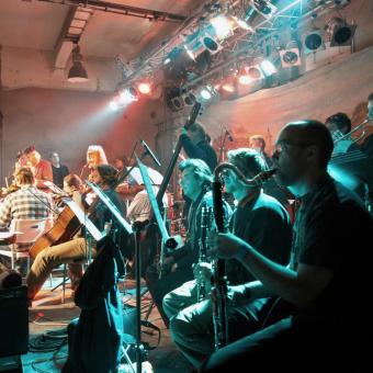 Světová premiéra Vlakové opery, autorů Vratislava Brabence (libreto) a Michala Nejtka (hudba). Účinkují: Plastic People of the Universe a Agon Orchestra. Dirigent: Petr Kofroň, 2006