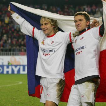 Fotbalisté Pavel Nedvěd a Vladimír Šmicer