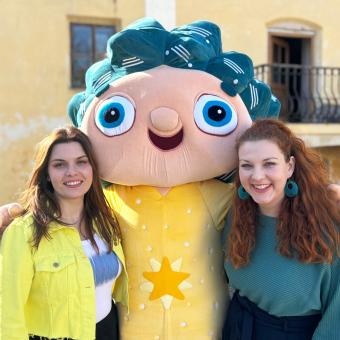 Moderátorky Klára Nováková a Terka Rašová s Hajajou