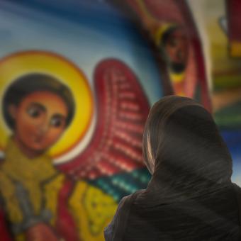 Žena v ortodoxním kostele v Etiopii