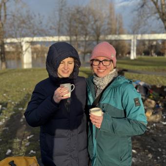 V růžové čepici je dobrovolnice Adriana Doubková. Druhá žena je nevidomá zpěvačka Ráchel Skleničková