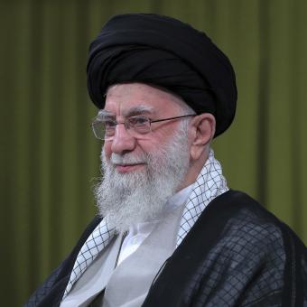 Íránský nejvyšší duchovní vůdce ajatolláh Alí Chameneí na fotografii z června 2024