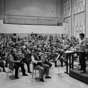 Šéfdirigent Vladimír Válek řídí Symfonický orchestr Čs. rozhlasu ve Studiu 1, výřez (nedatováno)