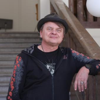 Vilém Čok: Kačeří znělku hrajeme na koncertech v tvrdý rockový podobě a fanoušci ji řvou s námi