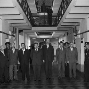 Členové protektorátní vlády ve věznice Pankrác. Zleva: Rudolf Beran, Jindřich Kamenický, Josef Kalfus, Jaroslav Krejčí, Richard Bienert, Adolf Hrubý a tajemník Nejvyššího správního soudu a tiskový tajemník prezidentské kanceláře Josef Kliment