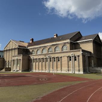 Na rakovnickou sokolovnu navazuje rozsáhlé venkovní cvičiště