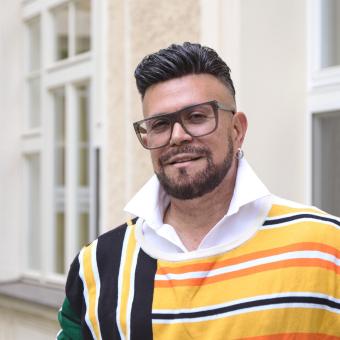 Málokdo ví, co za návrhářstvím je. Nestačí mít šicí stroj, říká módní guru Osmany Laffita