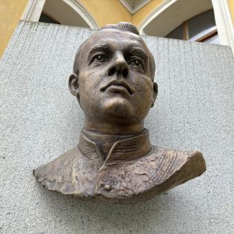 Busta Jana Buly na pamětní desce v Rokytnici nad Rokytnou