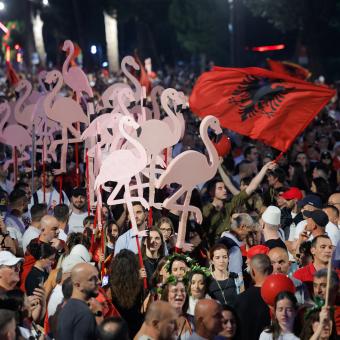 Plameňáci, revolta a kokainová stopa. Trumpův zeť může v Albánii narazit, kvůli prokuratuře i EU