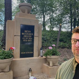 Porodní tábor, ve kterém umíraly děti. Historii místa připomínají v Dětřichově u Moravské Třebové dva pomníčky