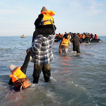 Analytik: Migrační pakt si nezadá s tvrdostí Trumpovy administrativy. Detence se rozšiřuje i na děti