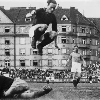 Fotbalista Josef Ludl (Sparta) přeskakuje brankáře Jaroslava Matoušů v utkání Sparta-Bohemians