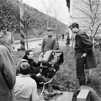 Režisér Jiří Menzel, představitel hlavní role Václav Neckář a kameraman Jaromír Šofr při natáčení filmu Ostře sledované vlaky