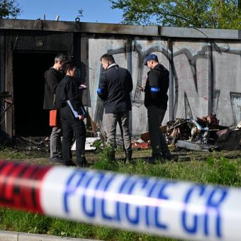 Bezdomovci zemřeli v unimobuňkách. Požár vznikl v květnu 2023 podle policie nešťastnou náhodou
