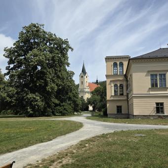 Čechy pod Kosířem jsou oblíbeným výletním místem. Tamní zámek stojí pod hanáckou velehorou