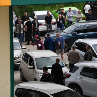 Fronta na pumpě? Rusové si půjčí invalidu, aby ji předběhli. Na dračku jdou teď podle novinářky koně