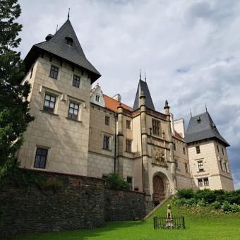 Na zámku Žleby vstoupíte rovnou do pohádky. Majitelé zámku byli romantici až do morku kostí